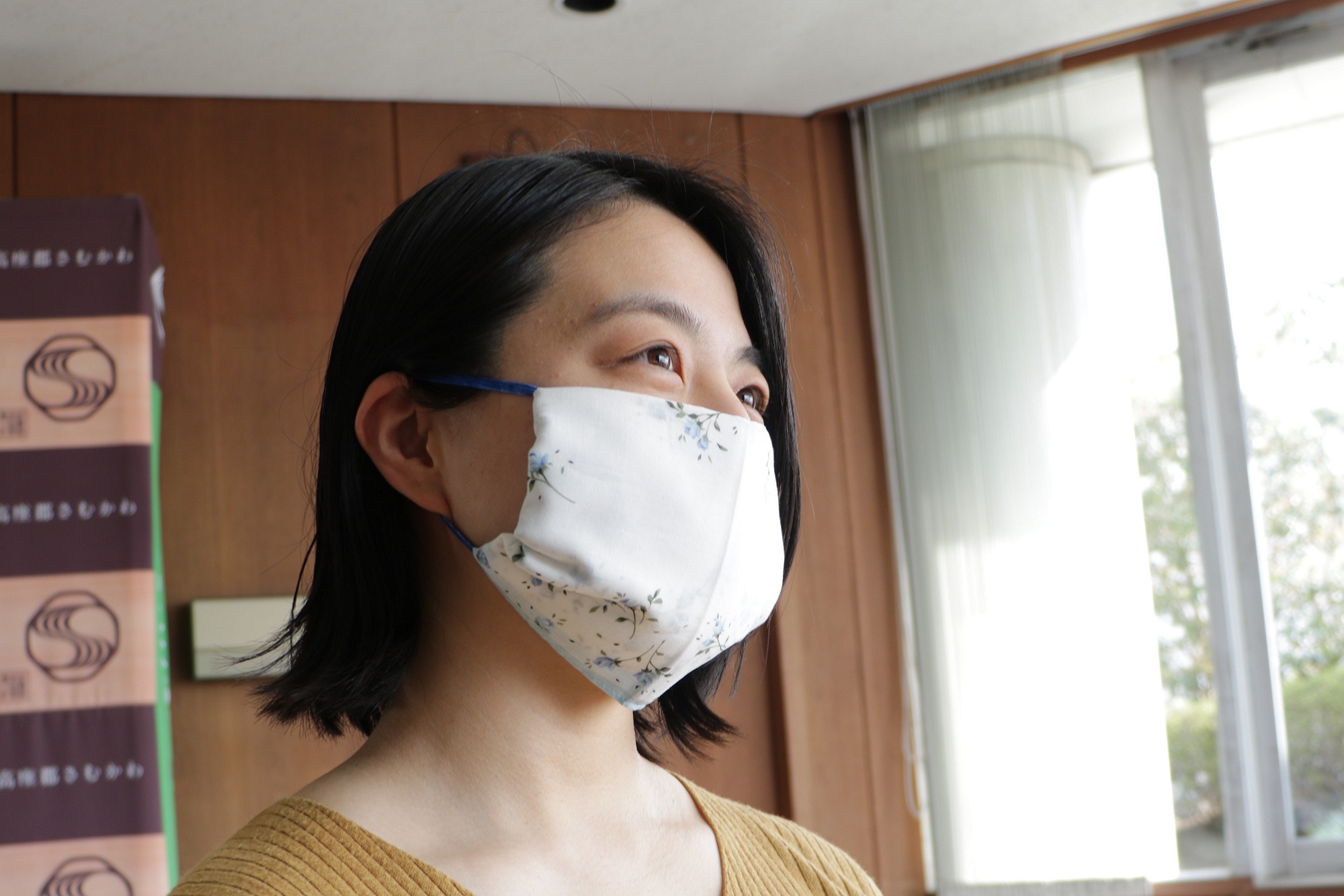 手作りマスクを着用した様子