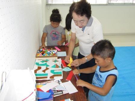 折り紙を習う子供
