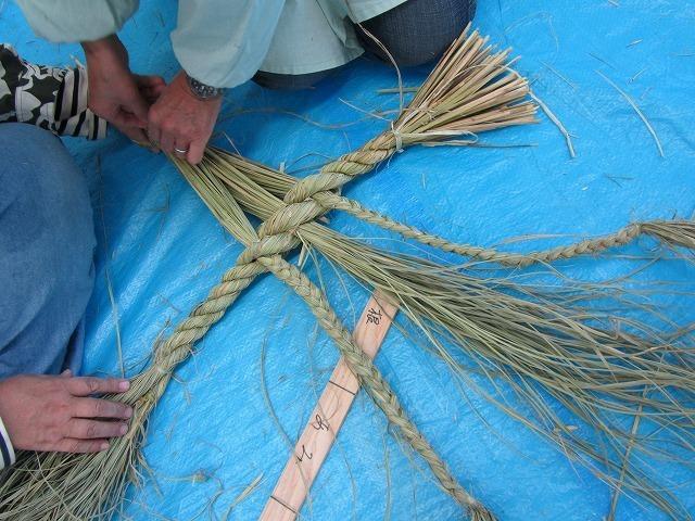 縒りあげた藁の隙間に下げるはかまを差し入れています