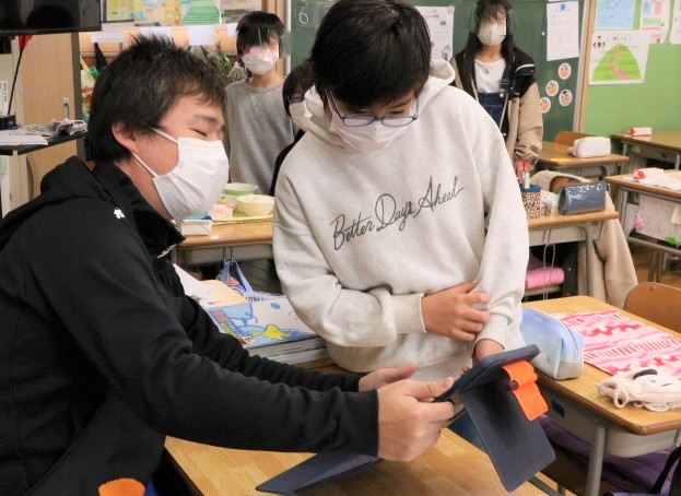 教員と児童