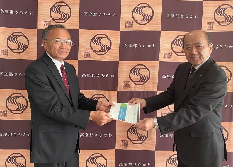 報告書手交の様子