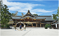 背景に青空が広がる寒川神社の外観写真