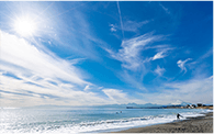 寒川の海と青空の写真