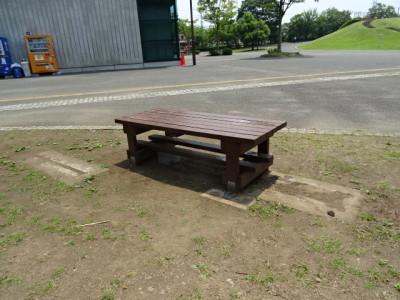 さむかわ中央公園に設置されたベンチの写真