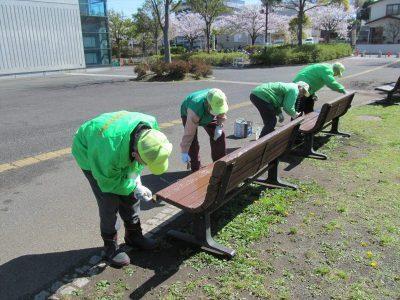 ベンチにペンキを塗る作業中の写真2