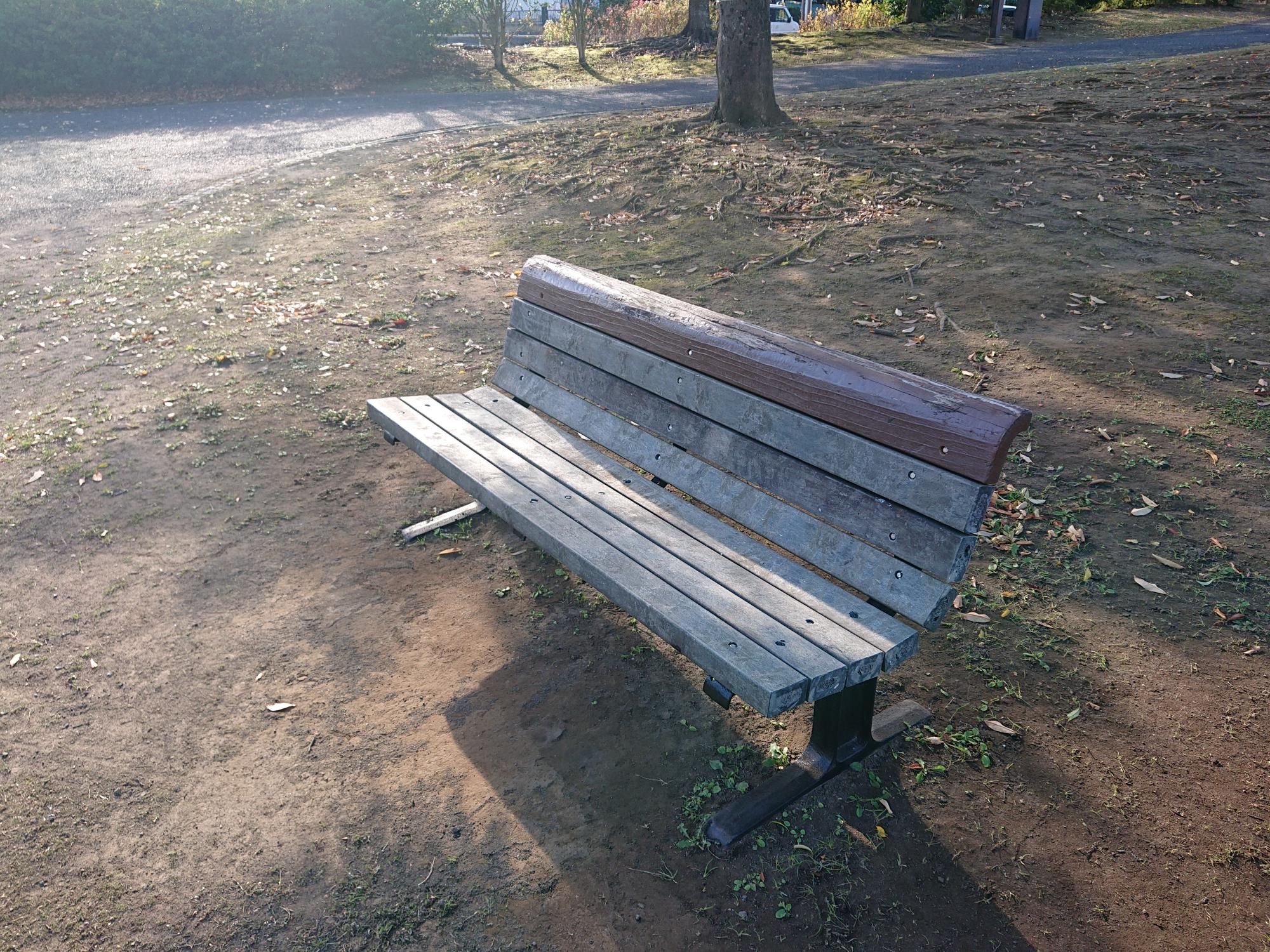 さむかわ中央公園のベンチ