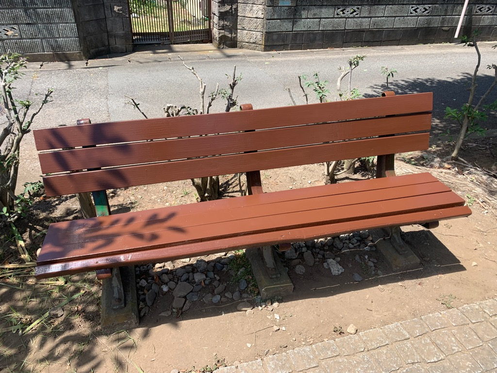 一之宮緑道の補修されたベンチ