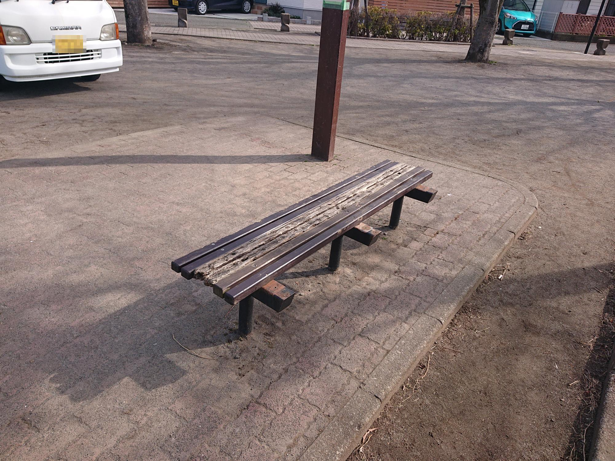 破損した菅田公園のベンチ