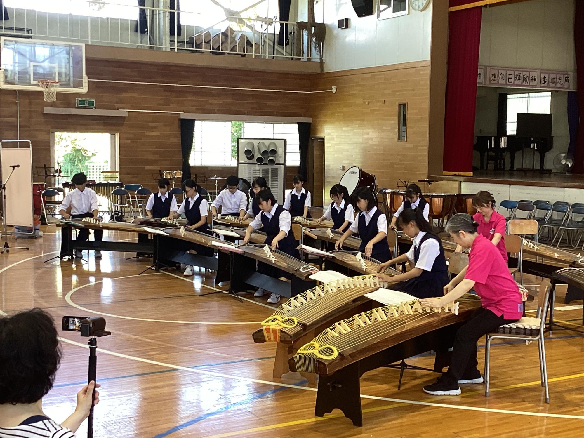 丘中吹奏楽の演奏