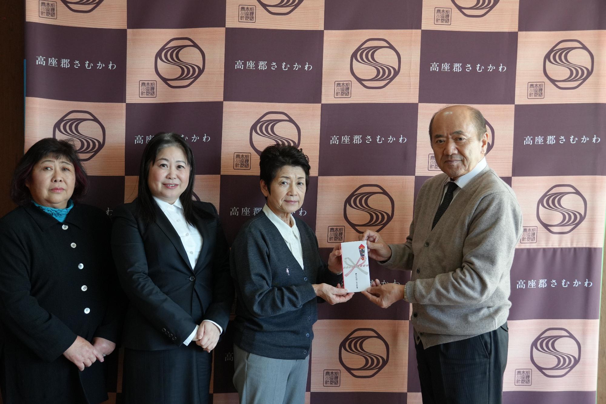 寄付金受贈の様子