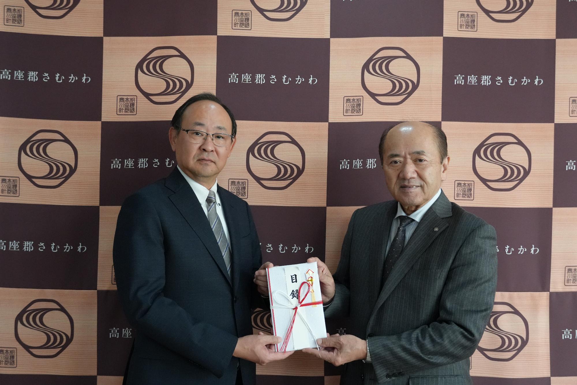 寄付金受贈の様子