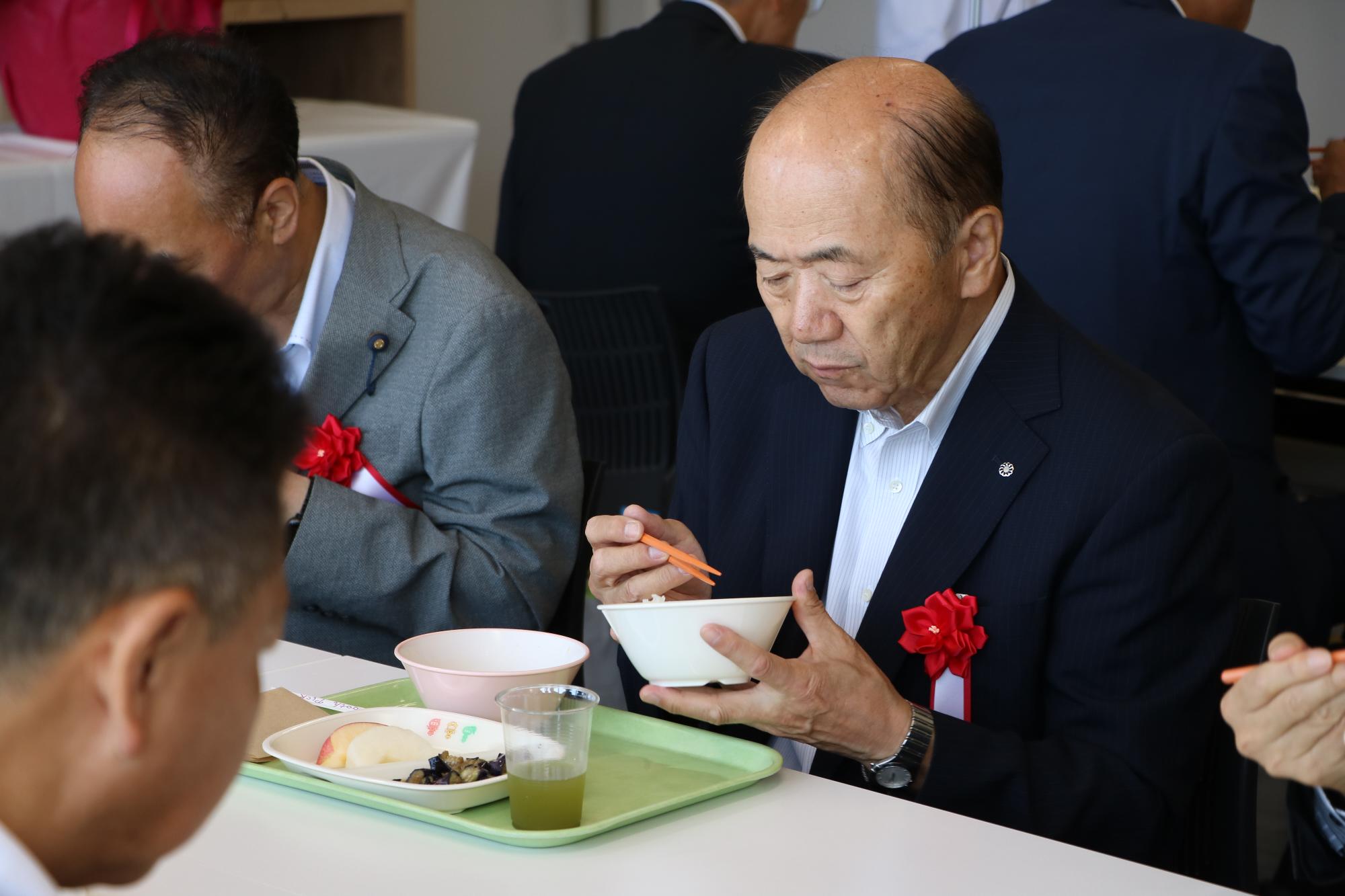 給食試食会の様子