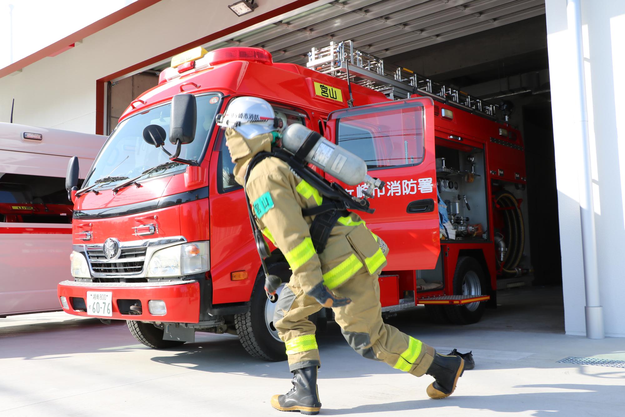 火災出動する消防士