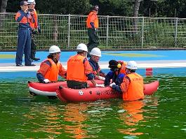 救助ボートでの訓練の様子