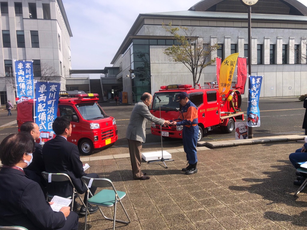 町長からしょうぼうだんちょうへ車両鍵受け渡し