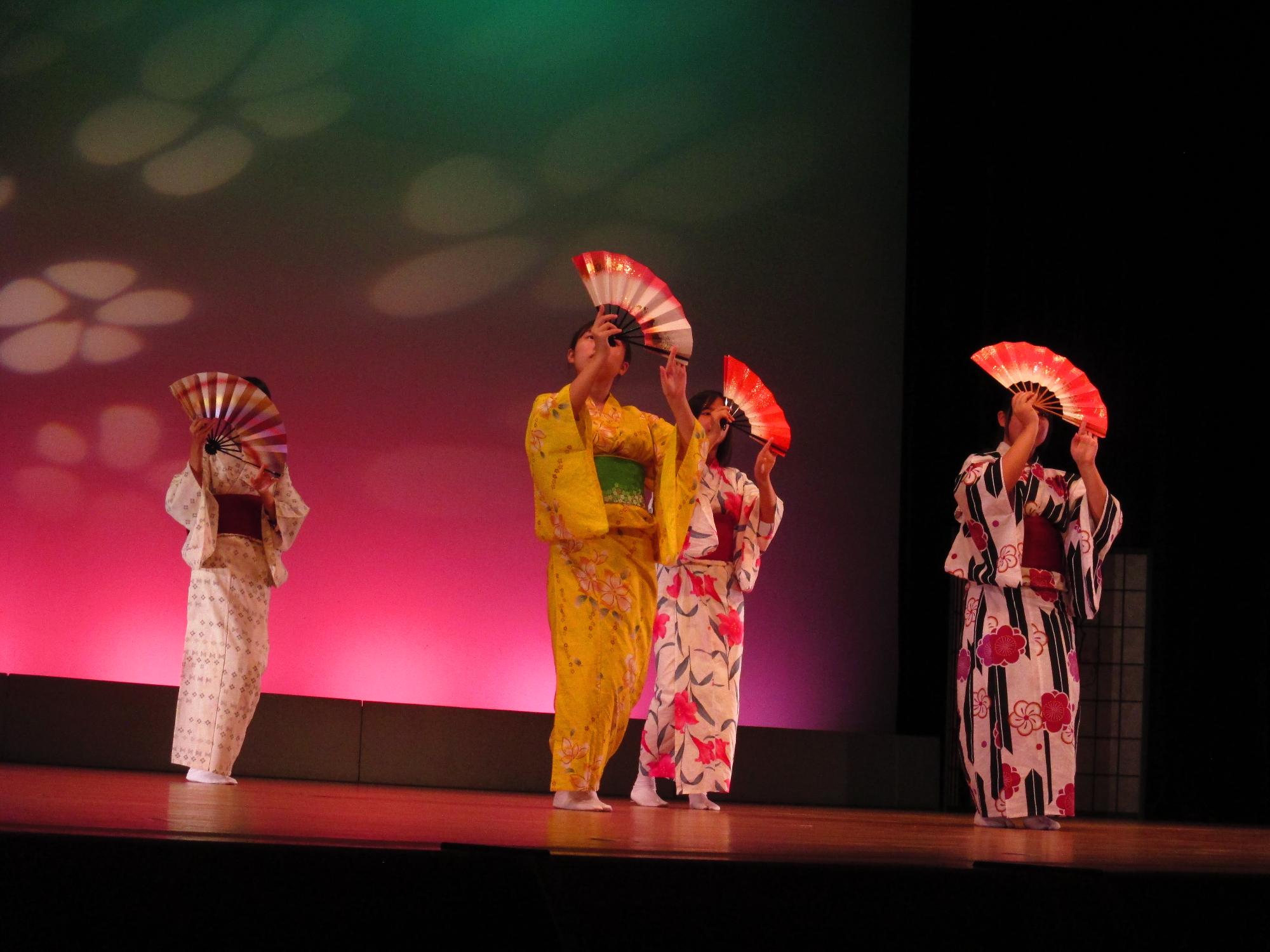 芸能舞踊大会の写真