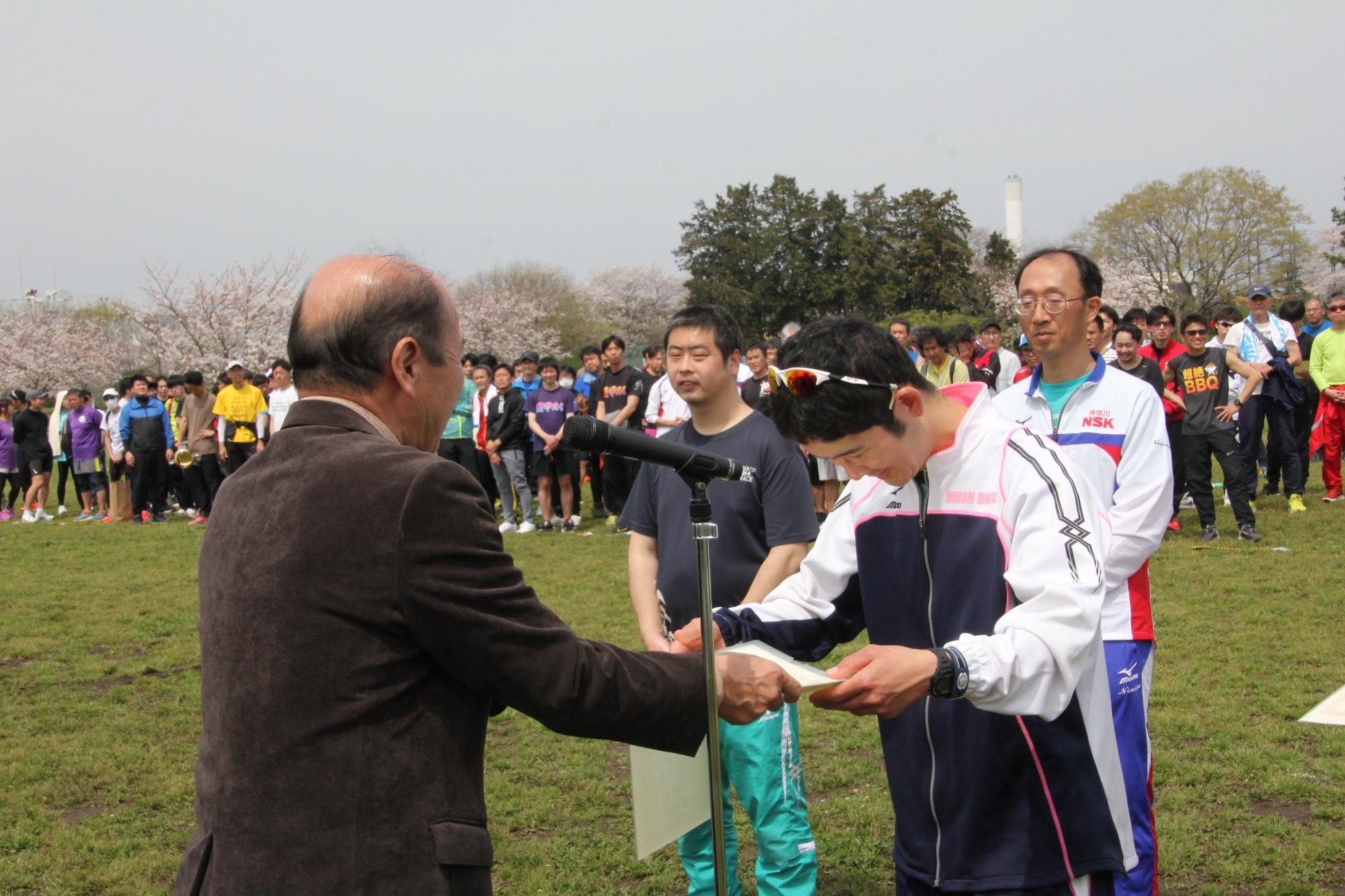 第74回観桜駅伝競走大会で10回出場選手が表彰を受ける写真
