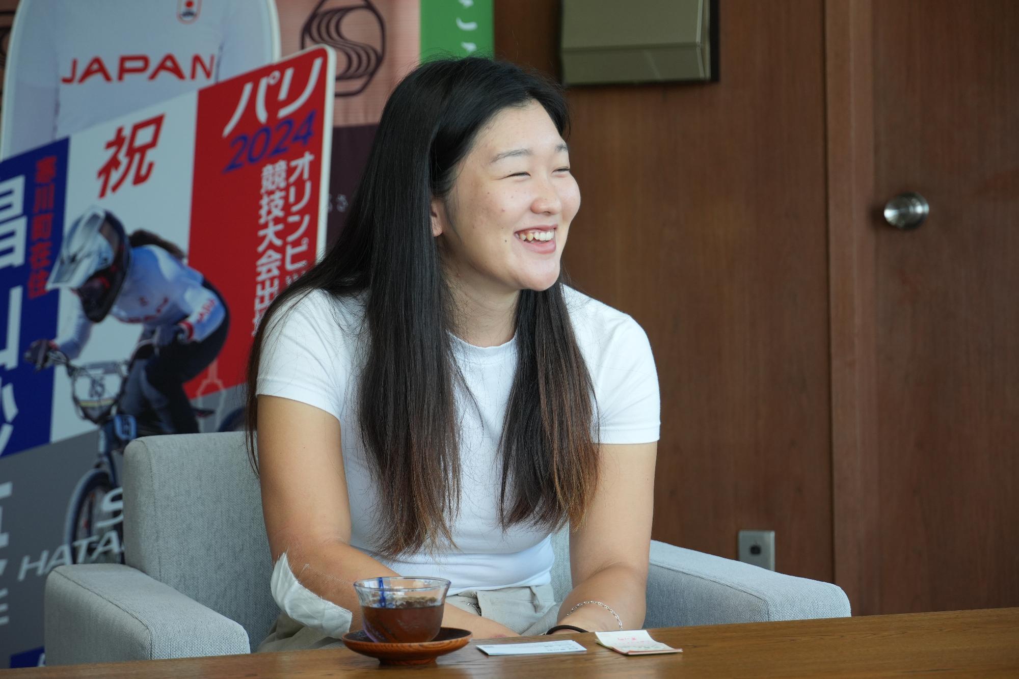 町長へ大会結果を報告する様子