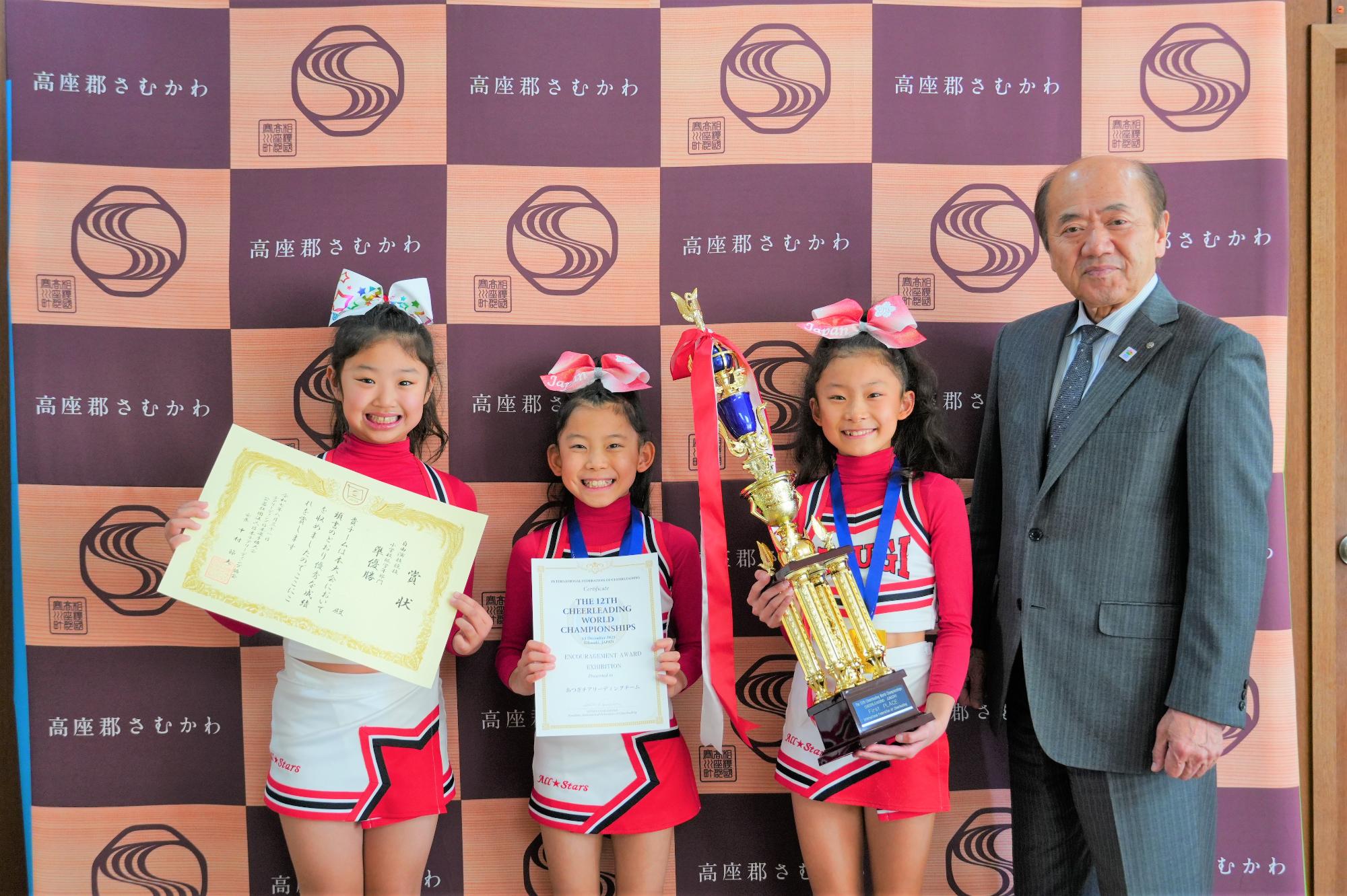大森美璃、咲璃選手及び内山芽衣夏選手が町長を表敬訪問／寒川町