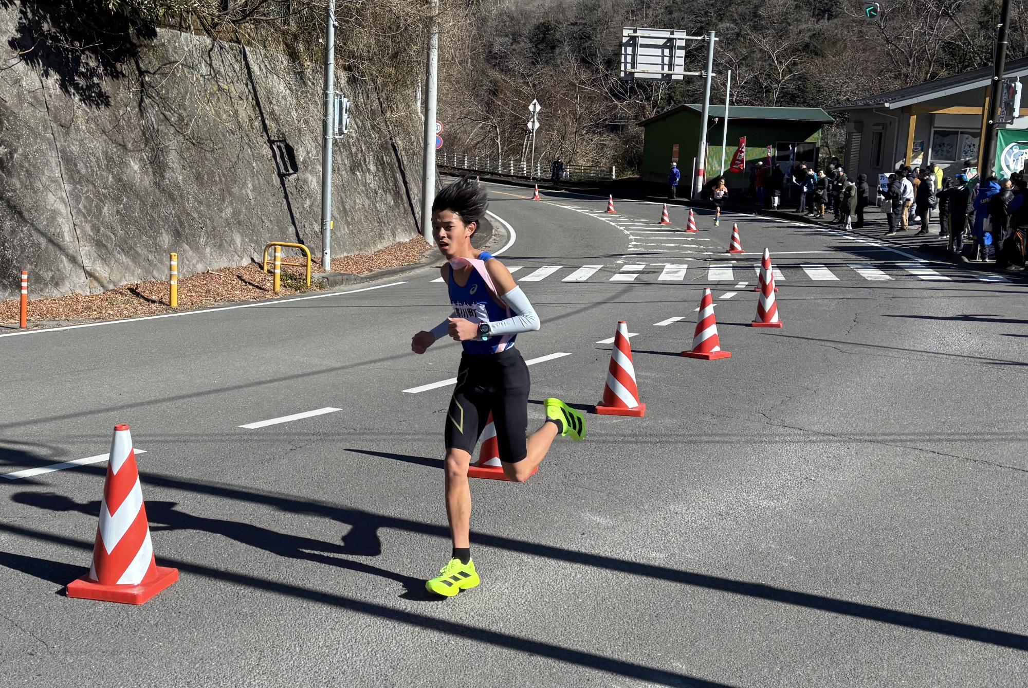 1 区を快走する坂本選手