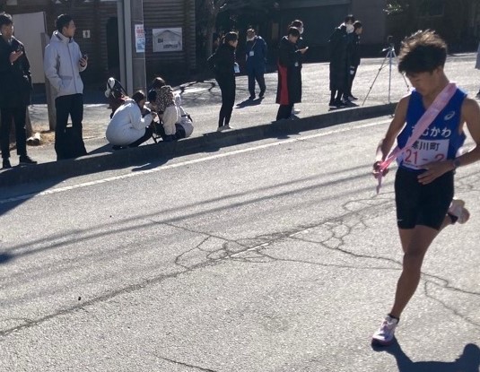 2区で襷を受け取る赤羽選手