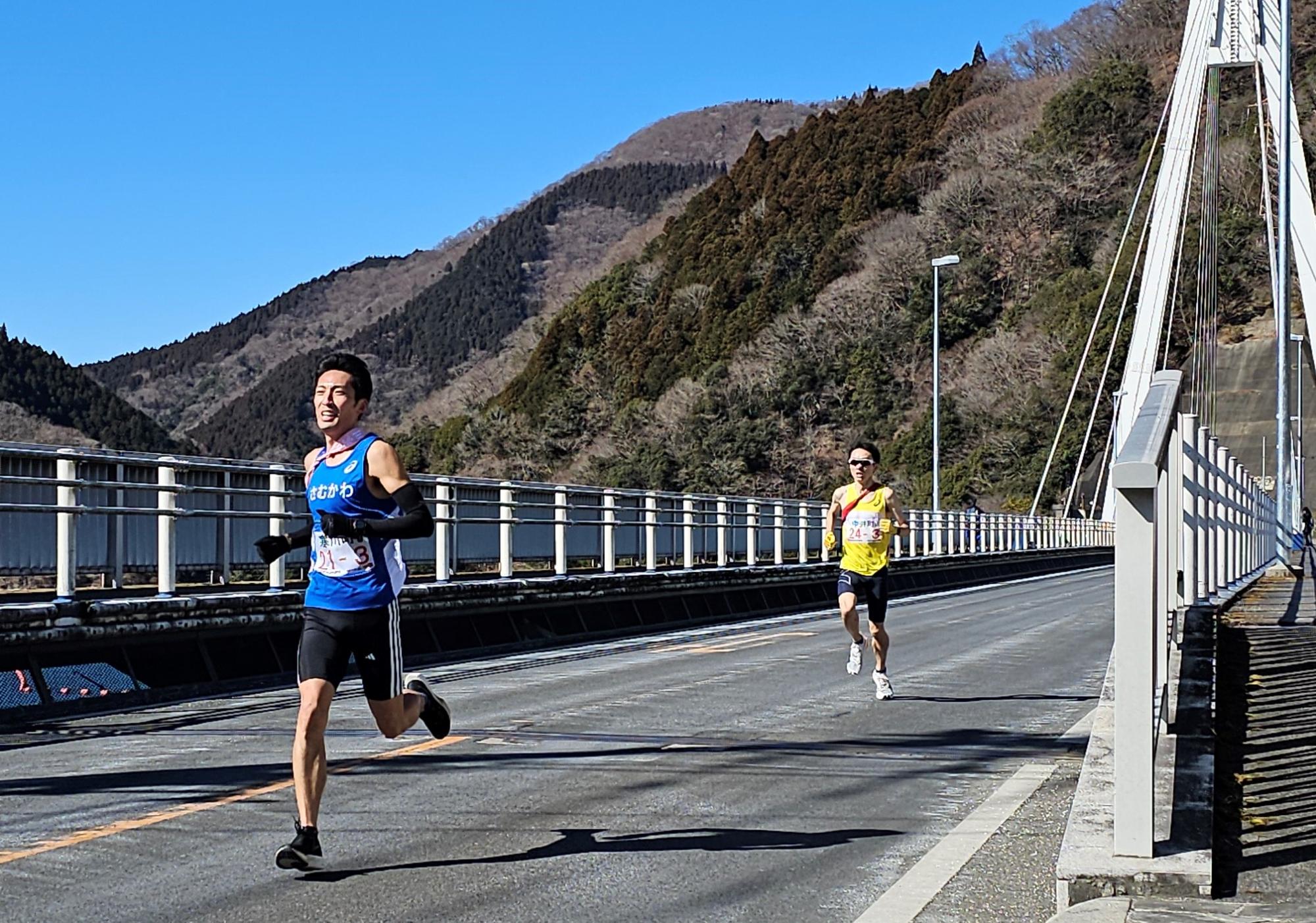 3 区で激走する皆倉選手