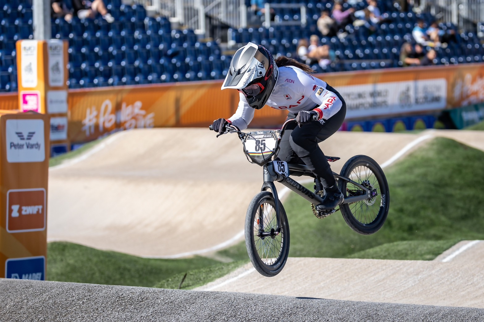 BMXレーシング競技を行う畠山紗英選手