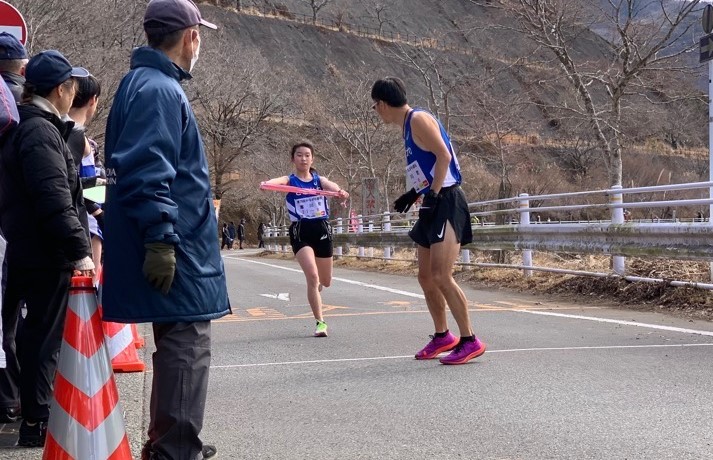 襷リレーをする町田亜美選手と長谷川裕選手
