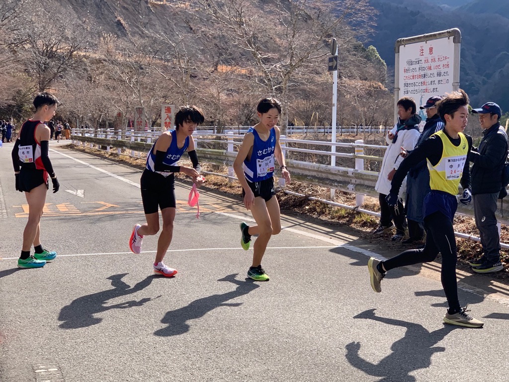 襷リレーをする山下選手と坂本選手
