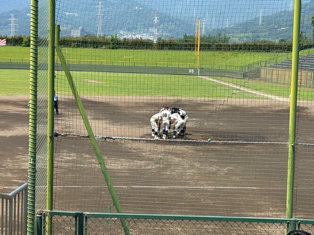 円陣を組む選手たち