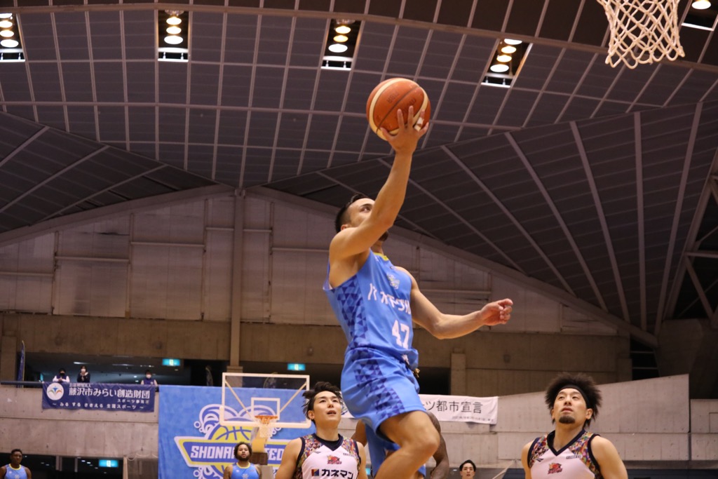 シュートを決める選手