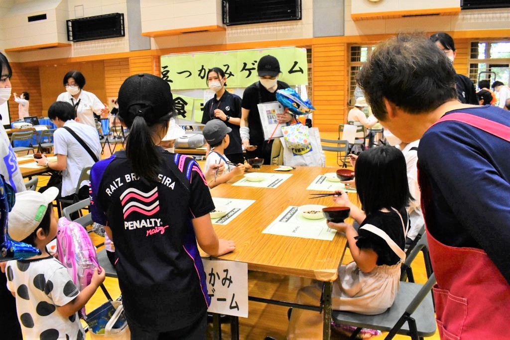 豆つかみゲーム