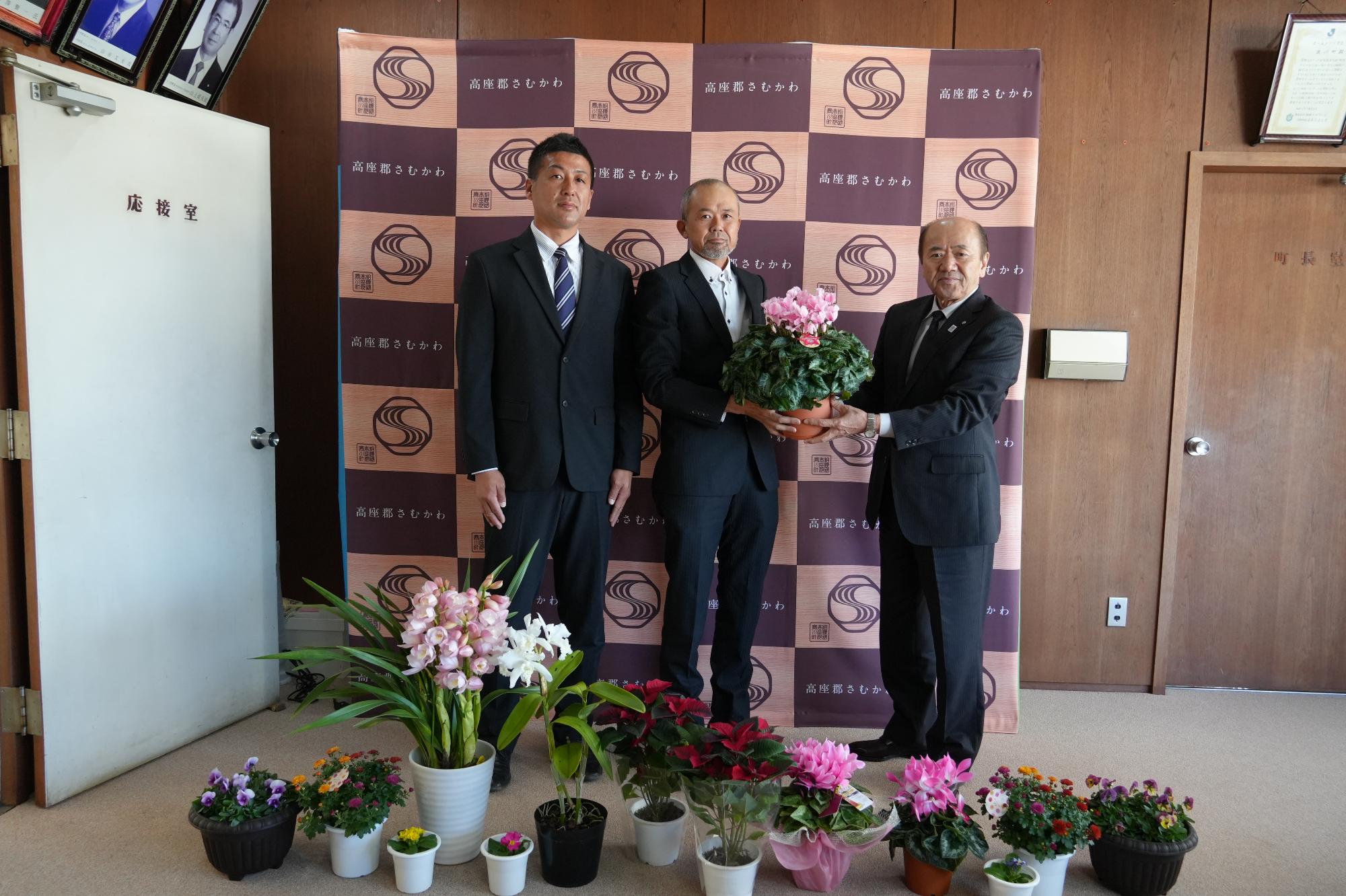 寒川温室組合より鉢物贈呈の様子