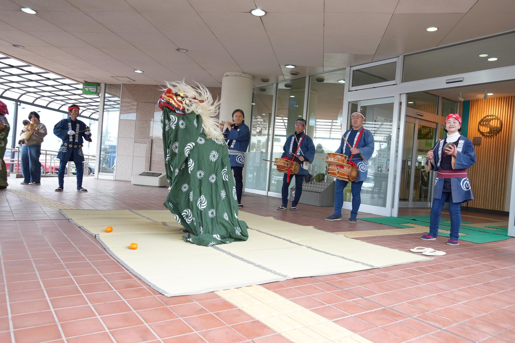 獅子舞町内めぐりの様子