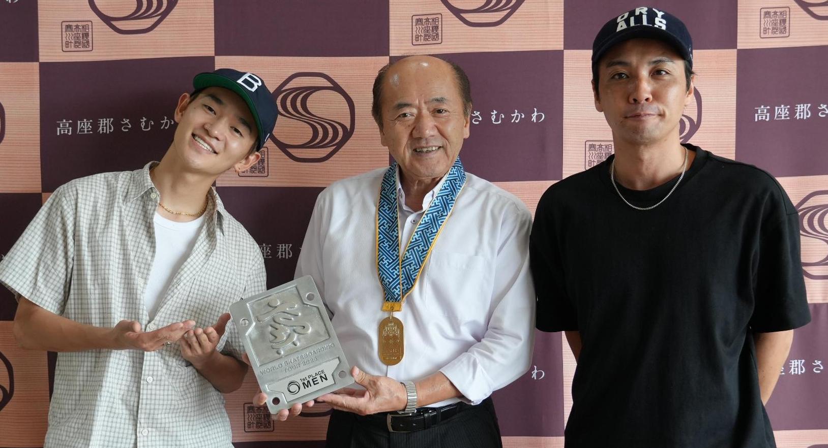 白井空良選手、木村町長、内野洋平選手表敬訪問の様子