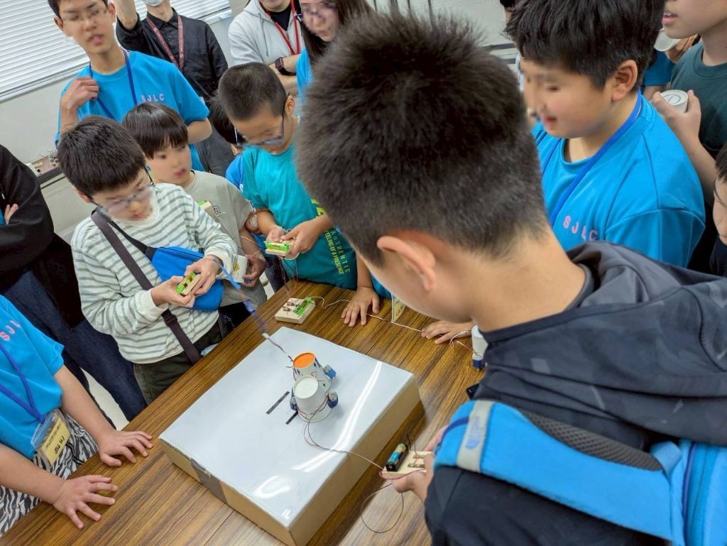 完成したコップロボットで楽しく遊びました